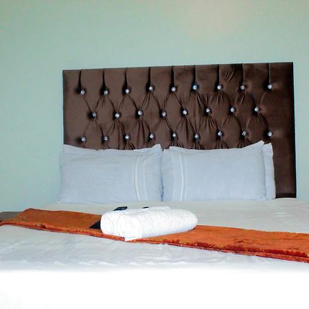The Rest Camp Lodge And B&B Манзини Екстериор снимка